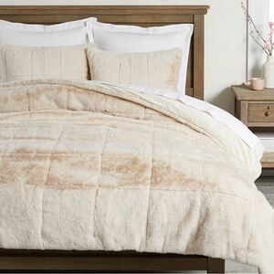 Pottery Barn Alpine Faux Fur Quilt in Ivory and 2 Shams in King/California King